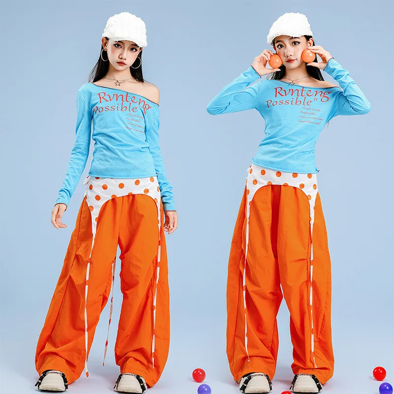

Детская одежда в стиле K-pop и хип-хоп: синяя футболка с волнистым краем, оранжевые повседневные брюки-парашюты, пояс с точками для девочек, костюм для джазовых танцев