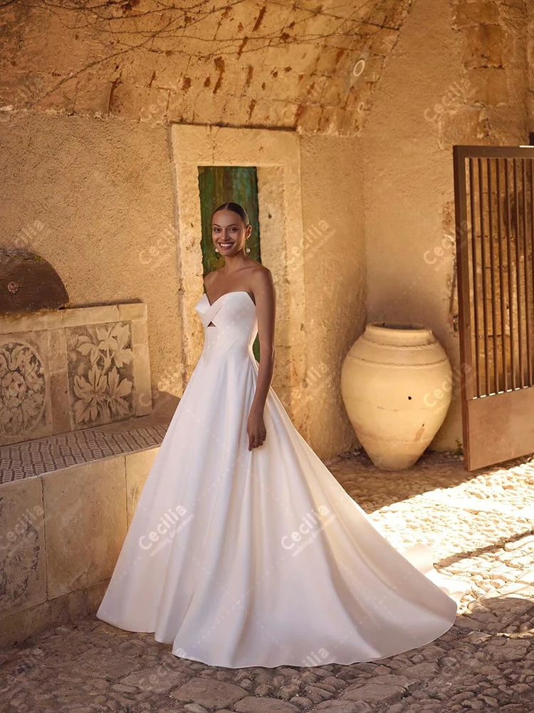 Abiti da sposa semplici Una linea Abiti da sposa in raso Abiti senza spalline senza schienale per la festa formale Abiti da sposa personalizzati 2025