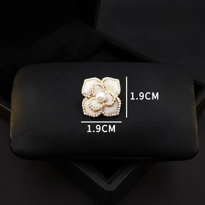 Brooch Five Petal Flower Small Collar Pin for Women Suit Fashion White Pearl Jewelry Clothing Accessories Buckle Gifts 1366