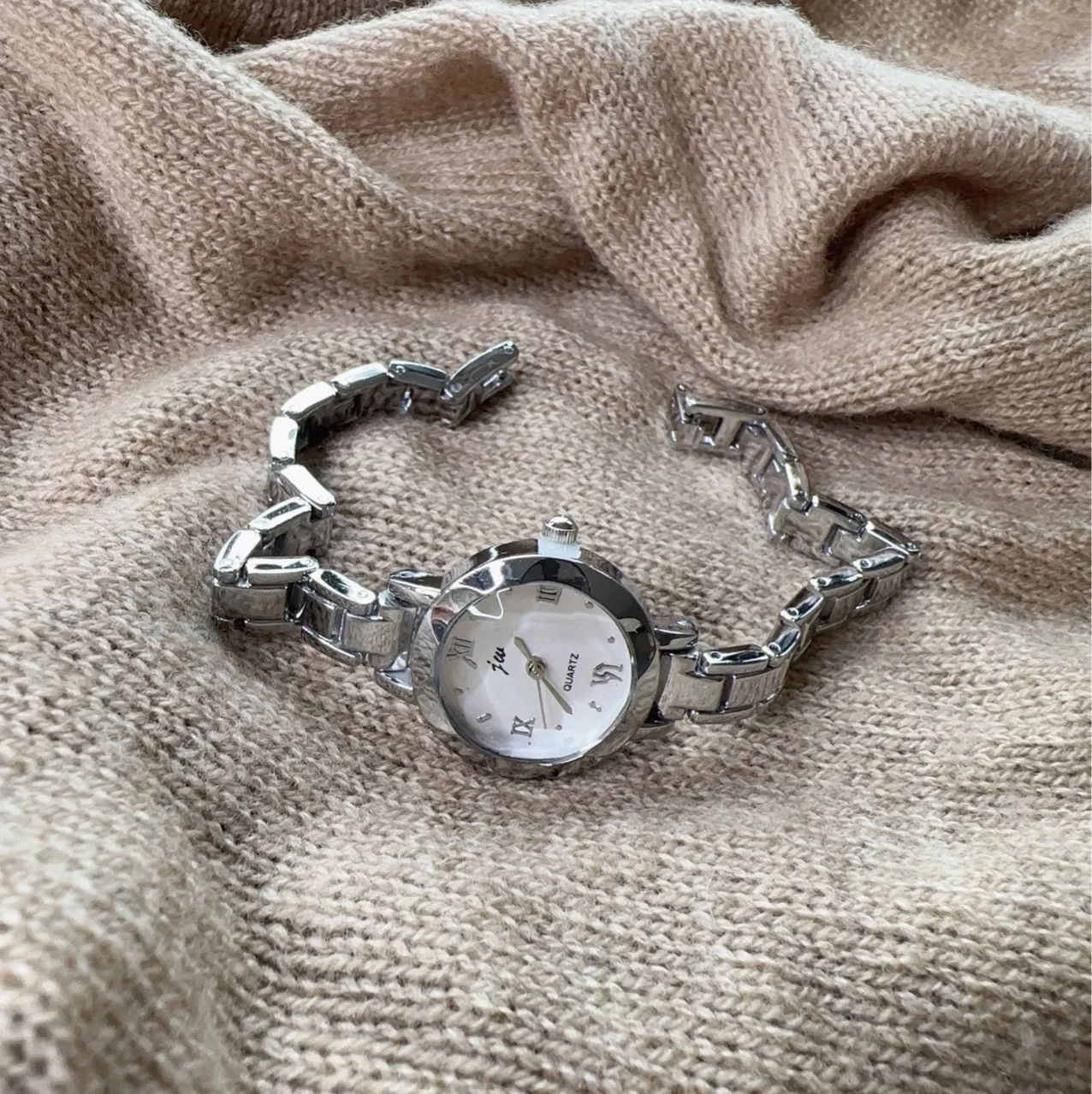 Watch Women Student Korean temperament Fashion Small Bracelet Artistic Retro Light Luxury Ladies Fashion Quartz Clock Watches