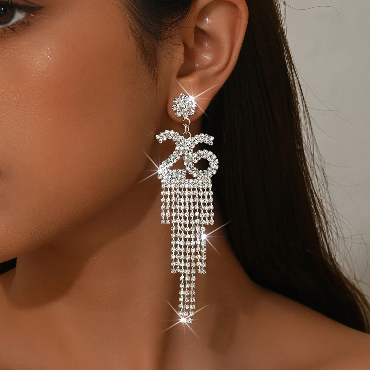 تصميم عصري عالي الجودة من الماس بالكامل مع 2026 أقراط وحروف رقمية وإصدار محدود