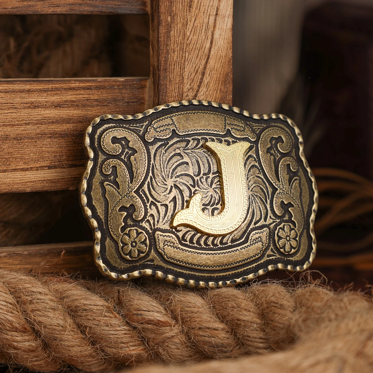 Eine Gürtelschnalle im Western-Stil, aus Metall, mit einer Retro-Gürtelschnalle und einer einzelnen Schnalle mit geprägten Buchstaben. – Detail 10