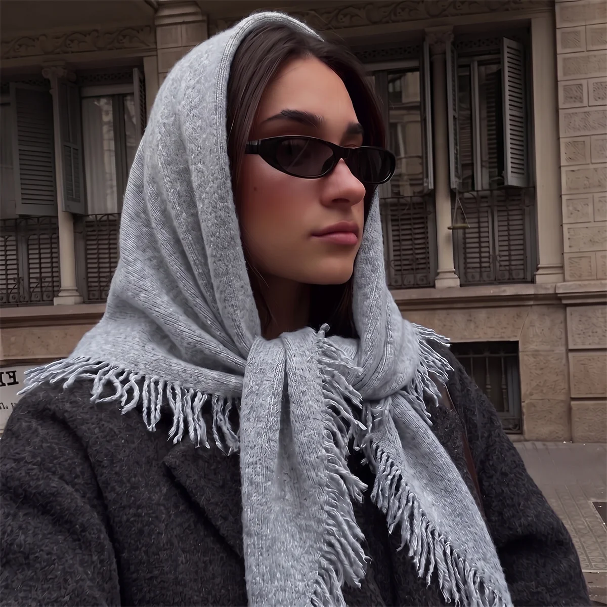Street Fashion Hijab - Einfarbiger Hellgrauer Quasten-Dreieckstuch Weicher Strick-Hijab-Schal Damen