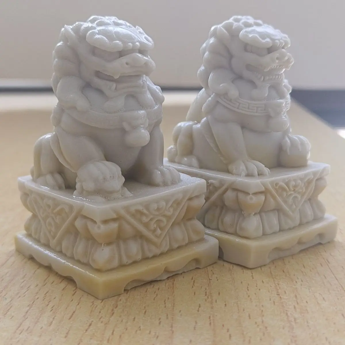 

Резьба по камню, маленькие украшения в виде льва из камня, труба, пара дверных ворот, городских домов, дворов