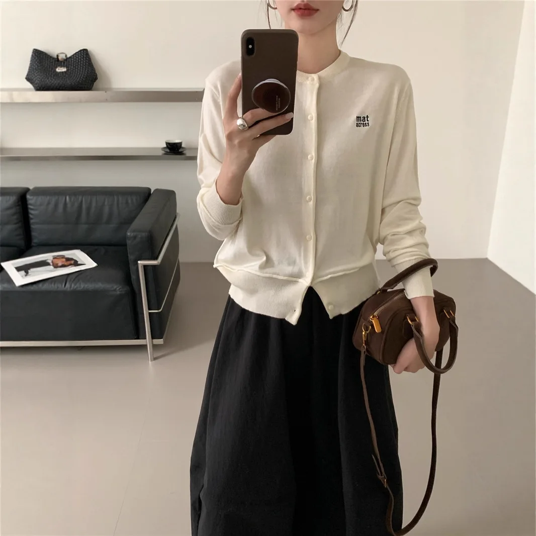 

8212 Белый кардиган с вышивкой букв, осенний новый корейский стиль, крутой шерстяной топ с круглым вырезом и пуговицами на талии