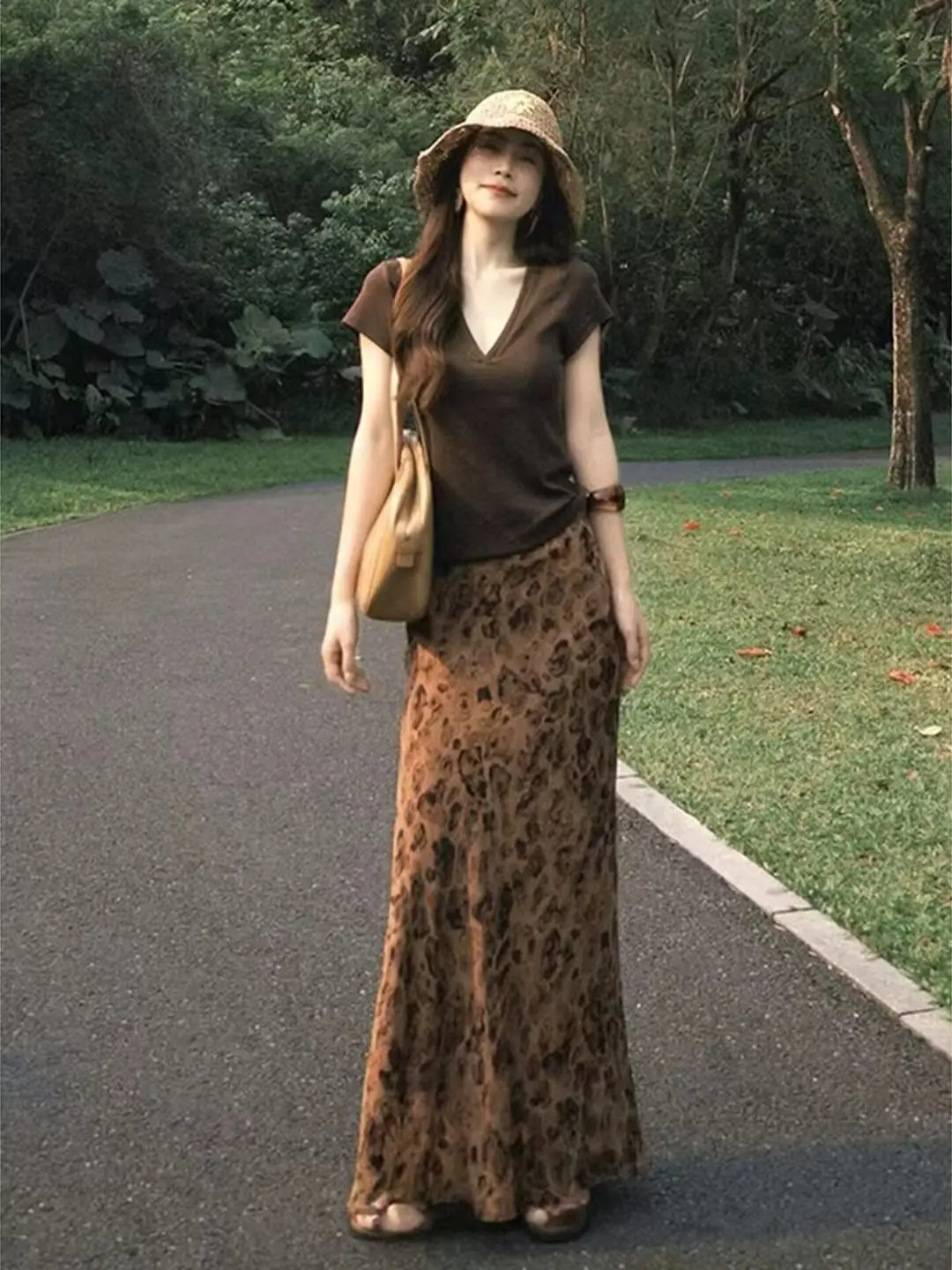 Summer outfit: form-fitting, innocent-style T-shirt and leopard-print skirt setNO.39