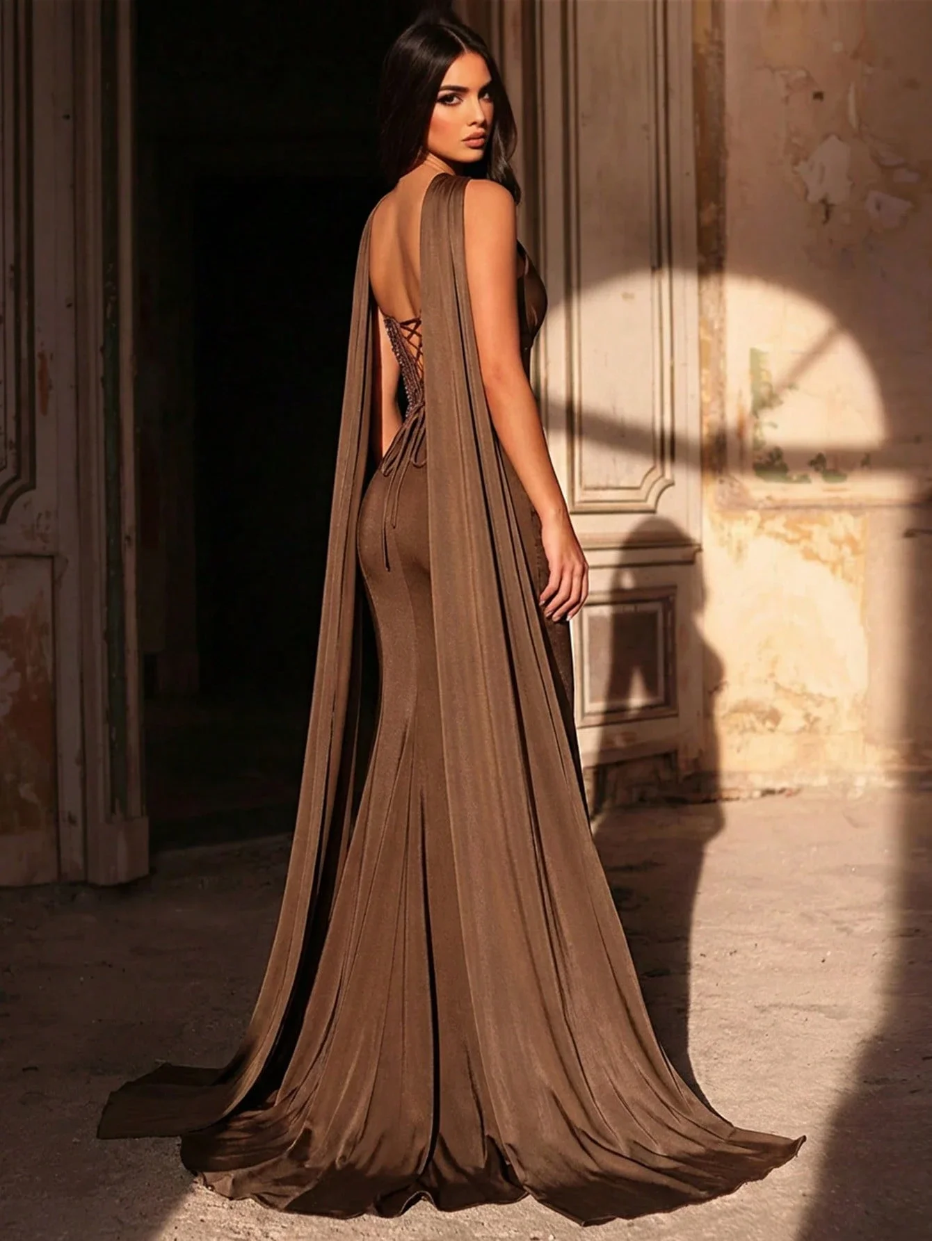 

Коричневое вечернее платье-русалка с пайетками и бисером, драпированным плащем и драпированным лифом для торжественных мероприятий