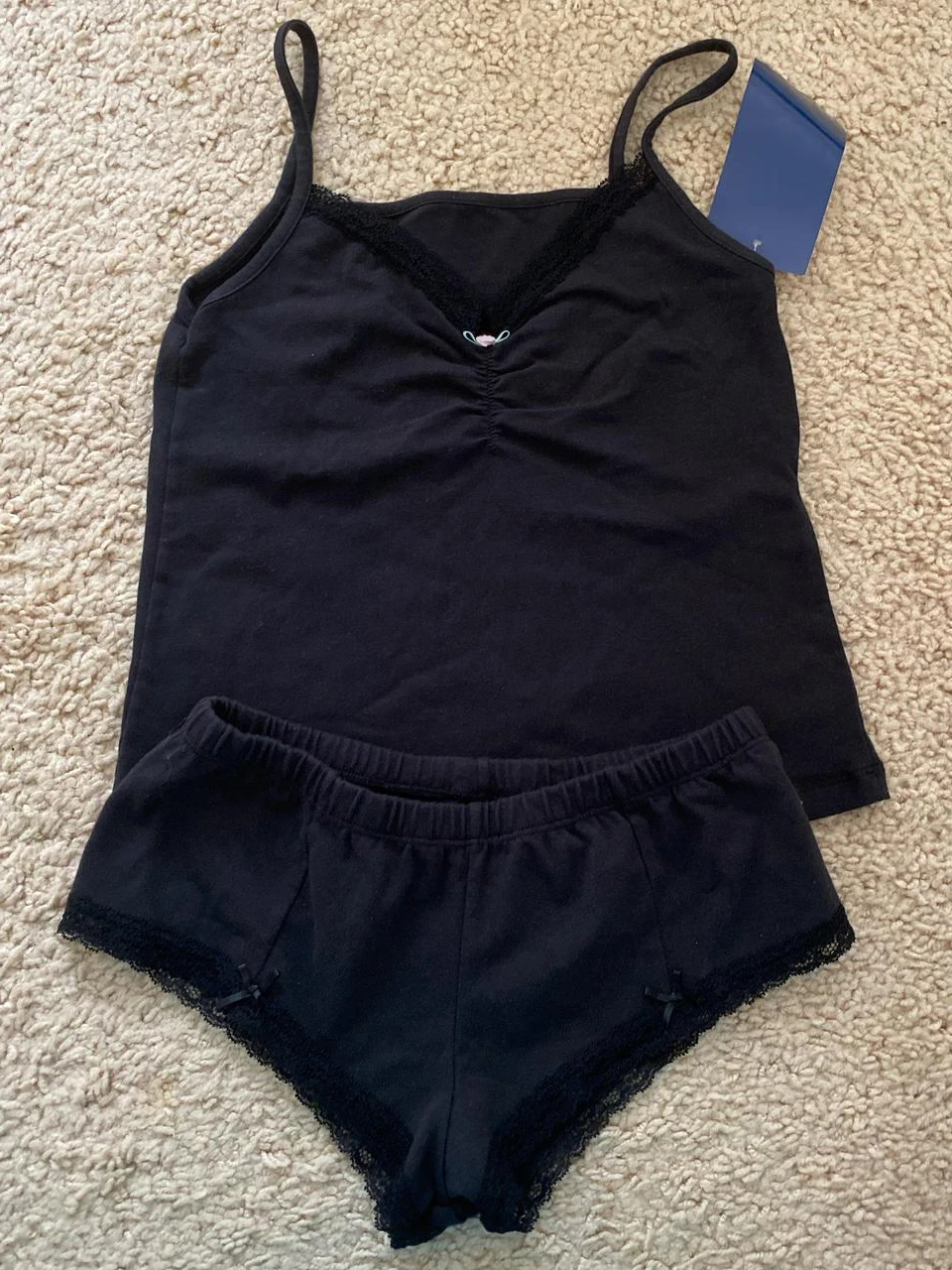 

Черные шорты на бретелях с кружевной отделкой, женский летний комплект с розовыми складками, камзол с v-образным вырезом + бант, эластичные трусики на талии, хлопковые домашние пижамы, комплекты из 2 предметов