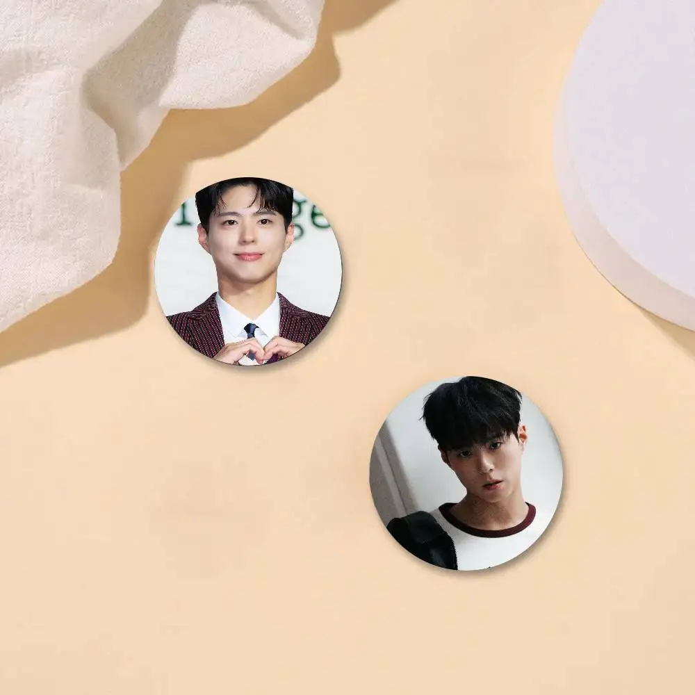 الممثل الكوري الجنوبي بارك بو اللثة شارات أنيمي شارة ليزر مستديرة الكرتون بروش الملابس على ظهره اكسسوارات التلبيب #1