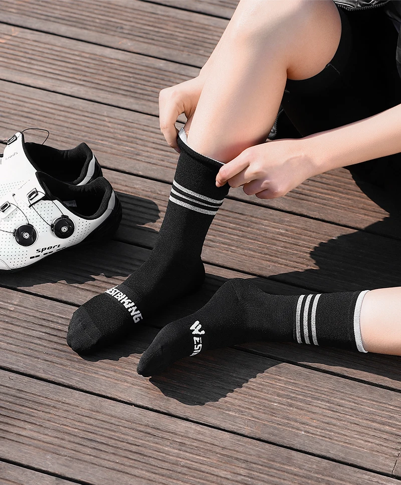WEST BIKING Reflektierende Fahrradsocken für Männer und Frauen Schnelltrocknende Sportsocken Atmungsaktive Lauf- und Fahrradausrüstung EU-Größe 37-43 – Detail 5
