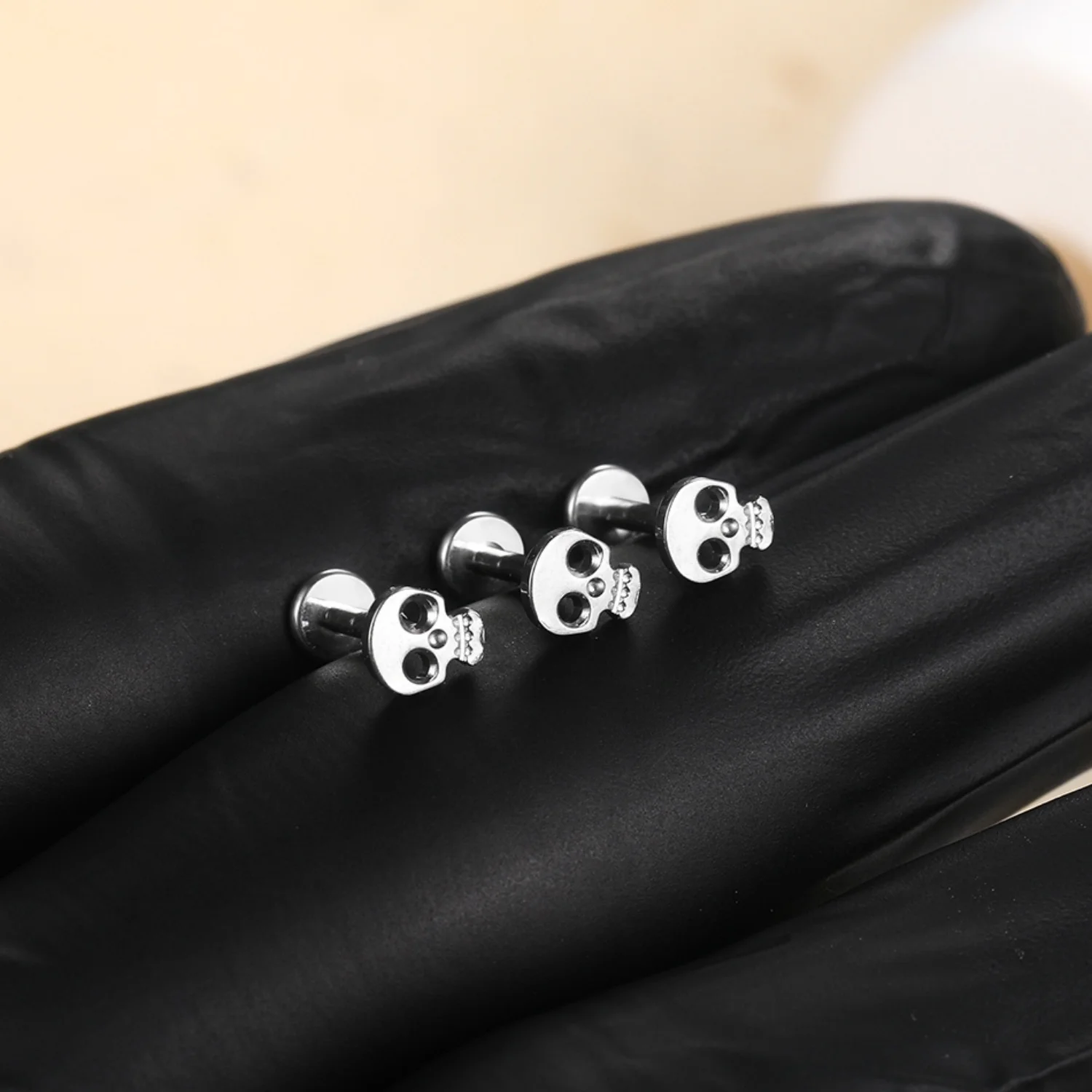 1PCS Steel  Skull Design Piercing Ear Stud 16G Cartilage Tragus Helix Daith Lobe Earring Internal Thread Labret Piercing