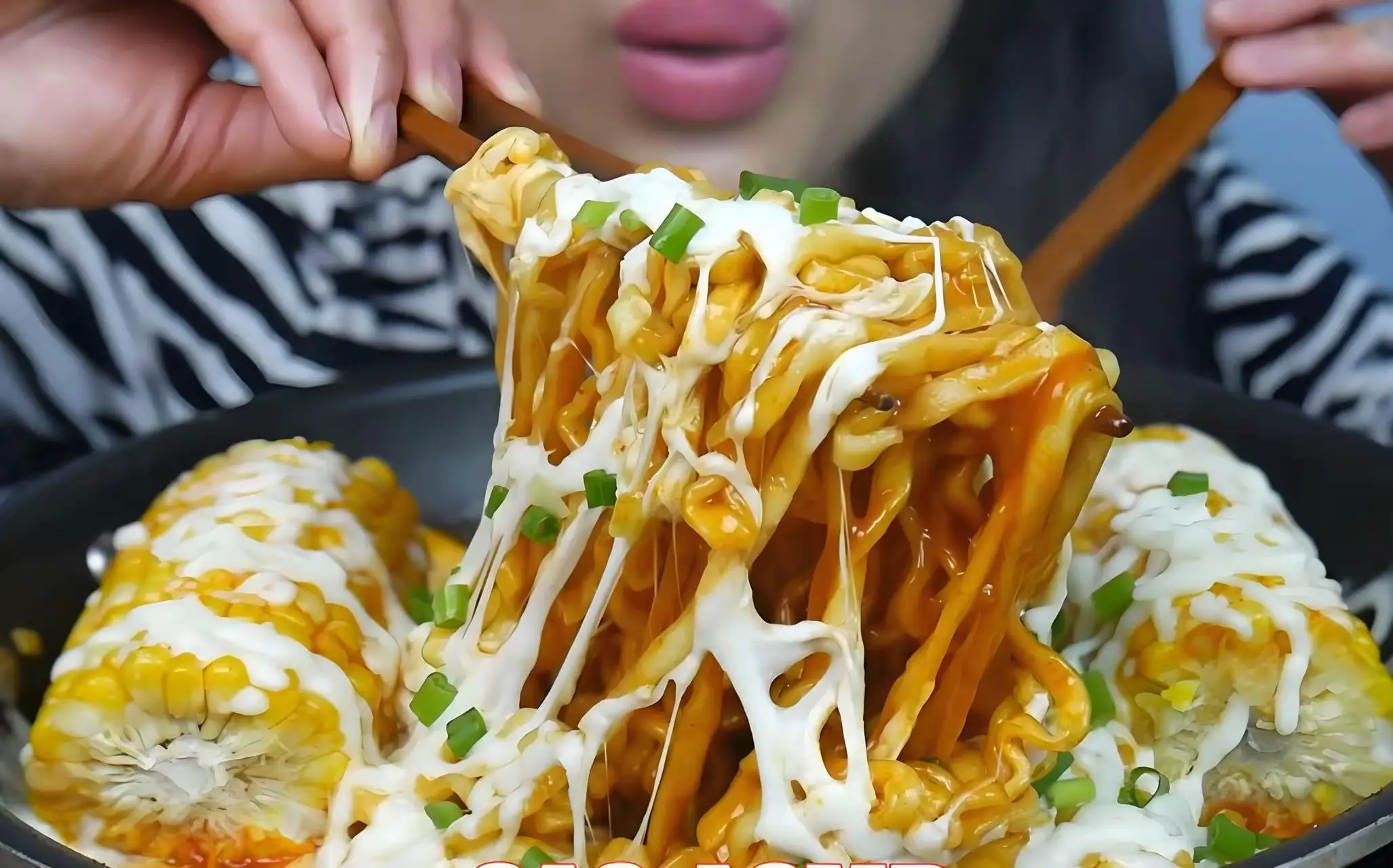 نودلز الدجاج الحارة من جبنة ساميانج، 5 عبوات نودلز سريعة التحضير (140 جرام × 5)