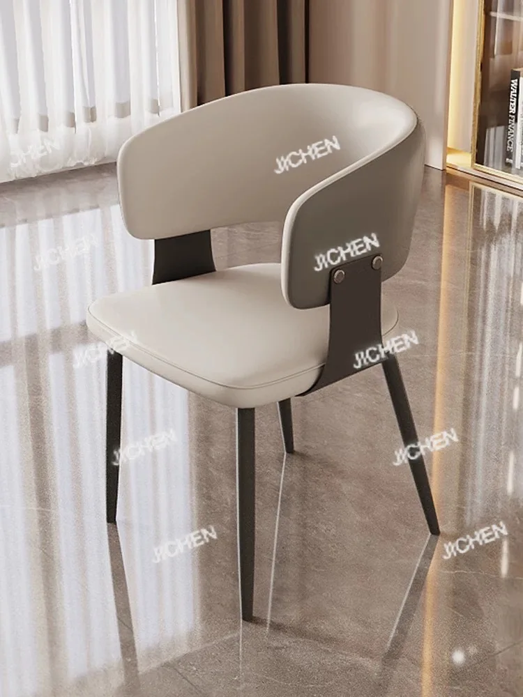 

Современные обеденные стулья в скандинавском стиле класса люкс с обивкой из искусственной кожи и металлическим каркасом для вилл и ресторанов (только для использования внутри помещений)