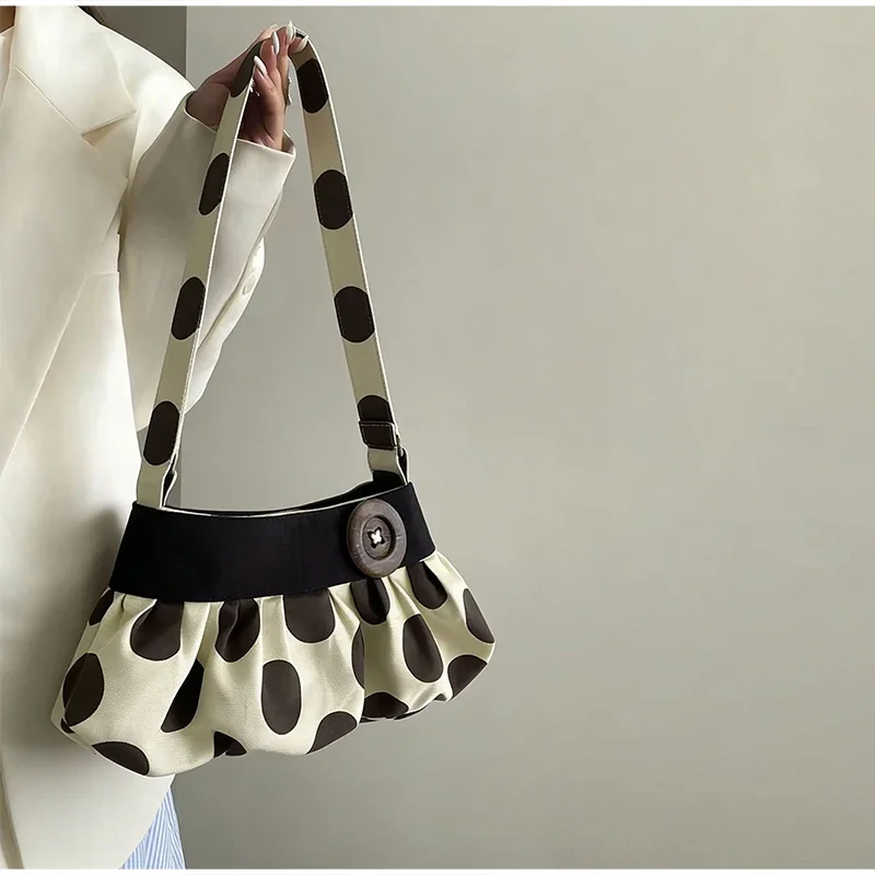 Koreanische Umhängetasche mit Polka Dots, große Tragetasche mit plissiertem Design und Holzknopf-Dekor, niedliche lässige Handtasche für Mädchen – Detail 13
