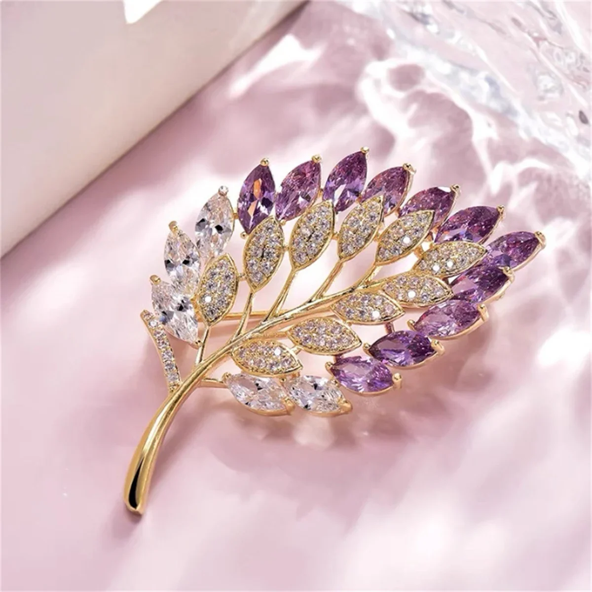 1Pc Exquisite Leaf Brooch, Luxurious And Elegant Pin, Fashionable And Trendy Jewelry Accessories For Men And Women's Party Gifts