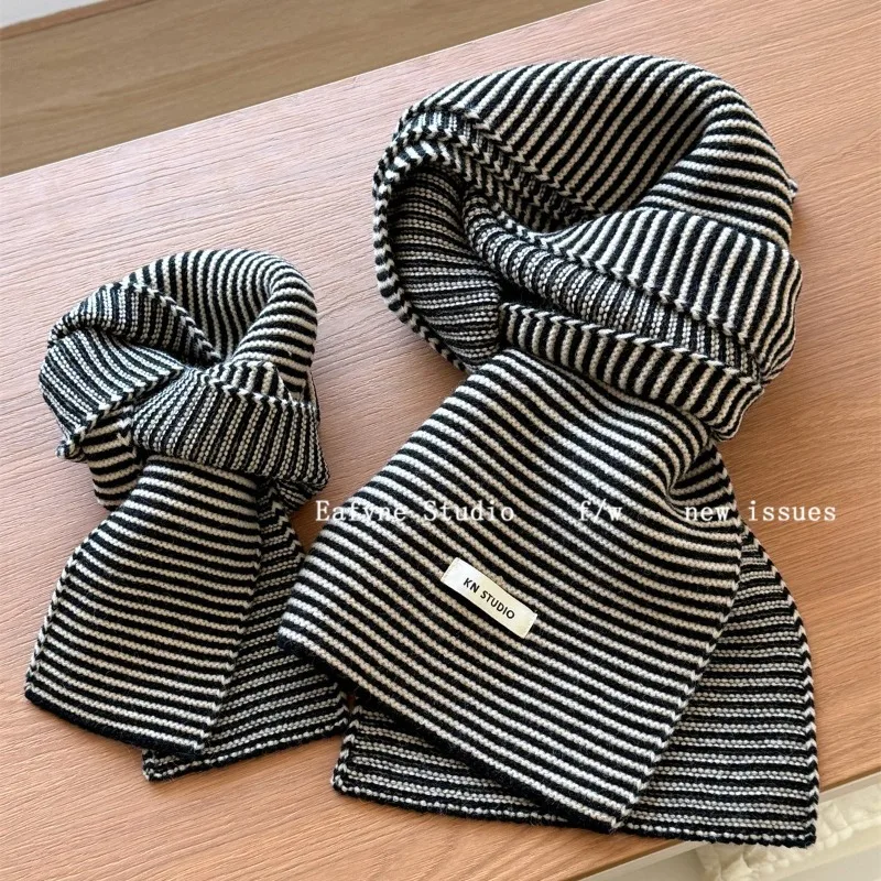 

Classic Black and White Japanese Female Protagonist Versatile Striped Knitted Scarf Couple Parent-child Fashionable Warm