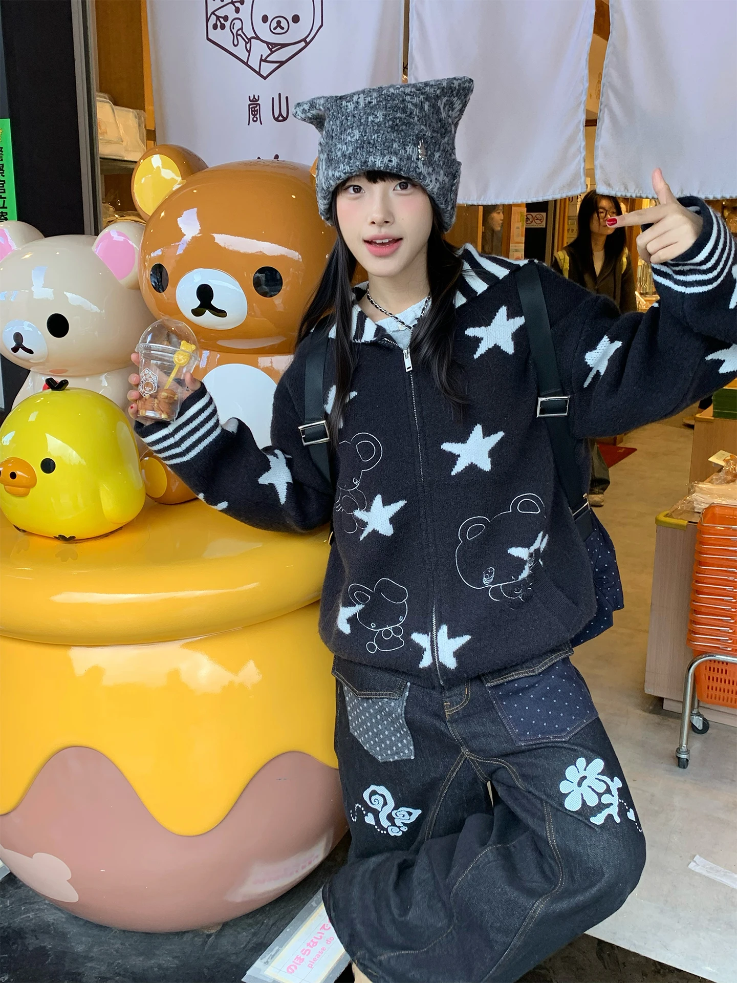 

Мягкий и удобный свитер темно-синего цвета с вышитым рисунком маленьких животных и звезд от moreeep для женщин