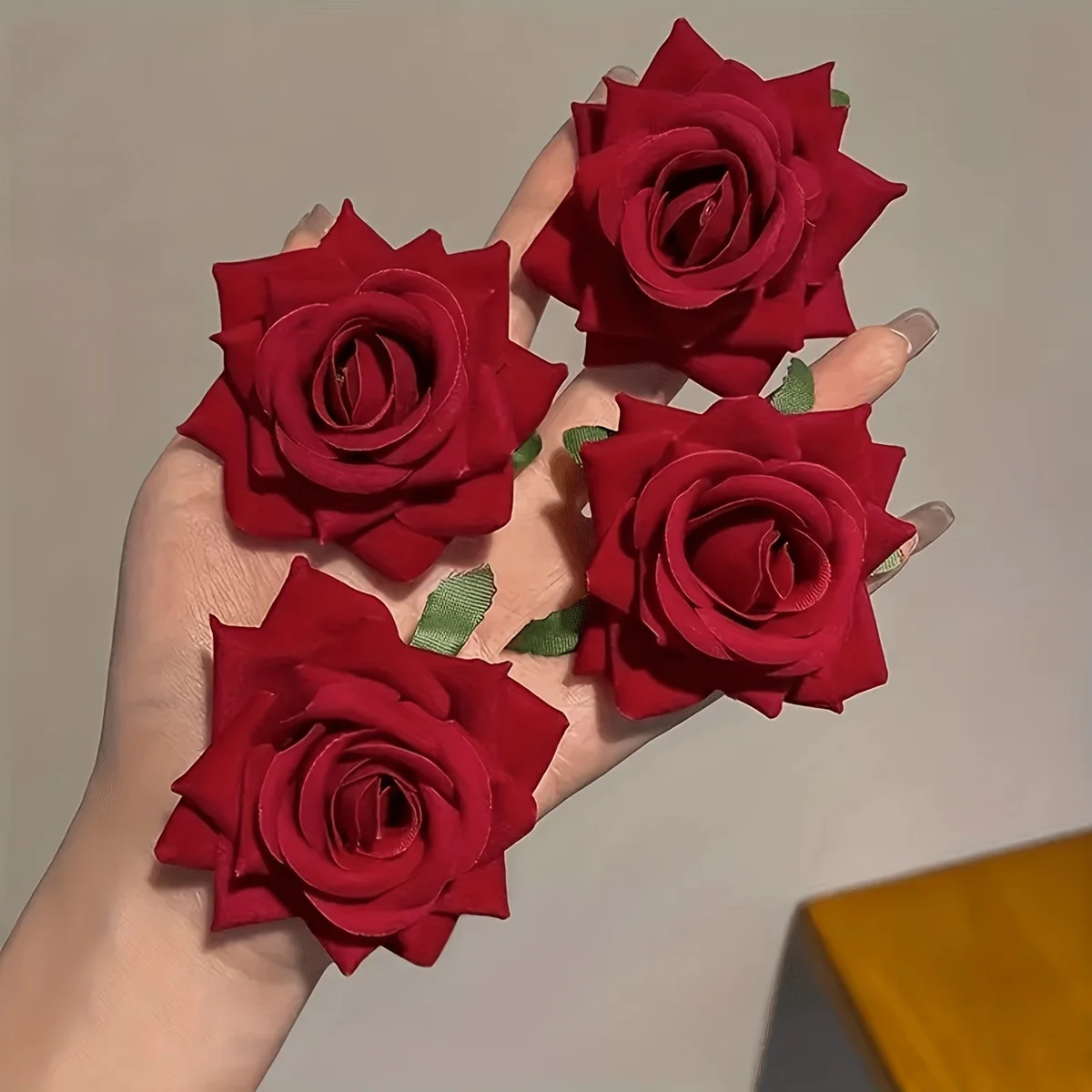 3-teiliges Set Atmosphärische Rote Blumen-Haarschmuckstücke, Rosen-Haarspangen, Seitliche Haarnadeln, Klassische Rote Filz-Rosen-Haarspangen - Perfekt für Sommeroutfits und Festliche Anlässe – Detail 5