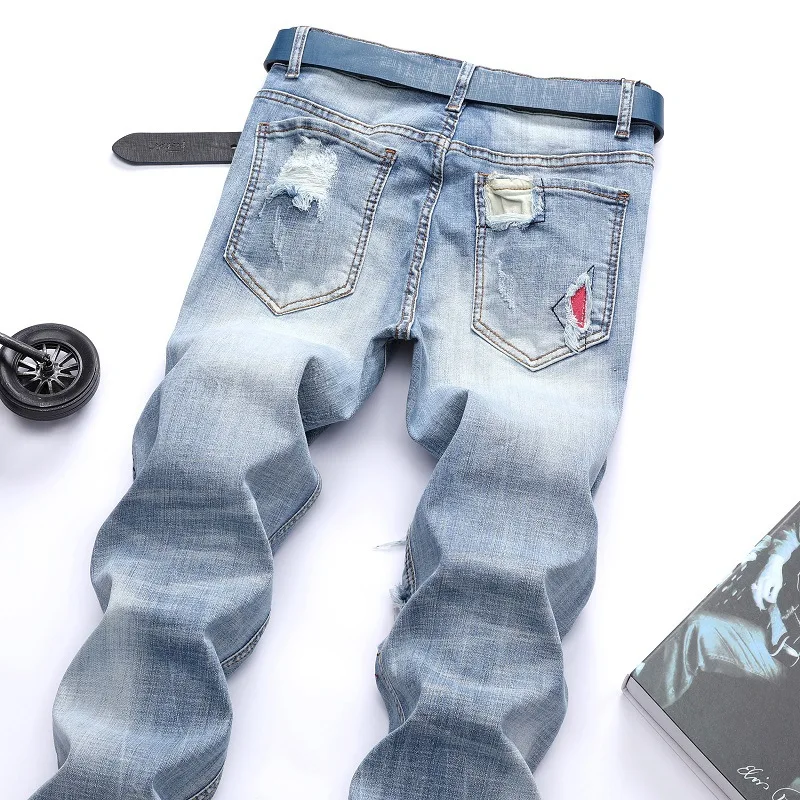 Novo gigh-qualidade personalidade luz azul estiramento motocicleta rasgado buraco tendência jeans masculinos