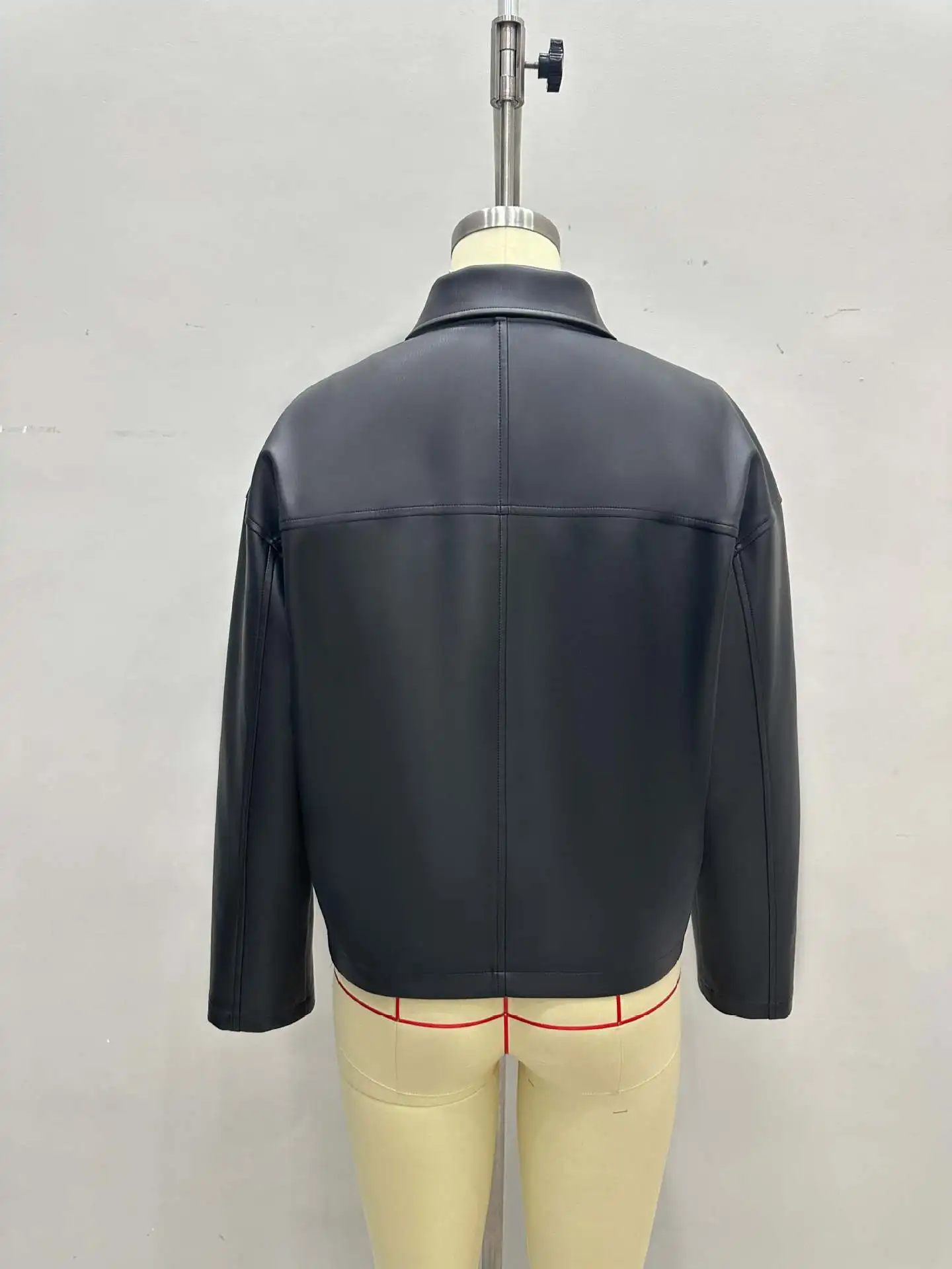 Otoño e Invierno nueva cremallera de solapa de moda con bolsillos dobles Chaqueta corta de cuero negra para mujer, estilo fresco y elegante