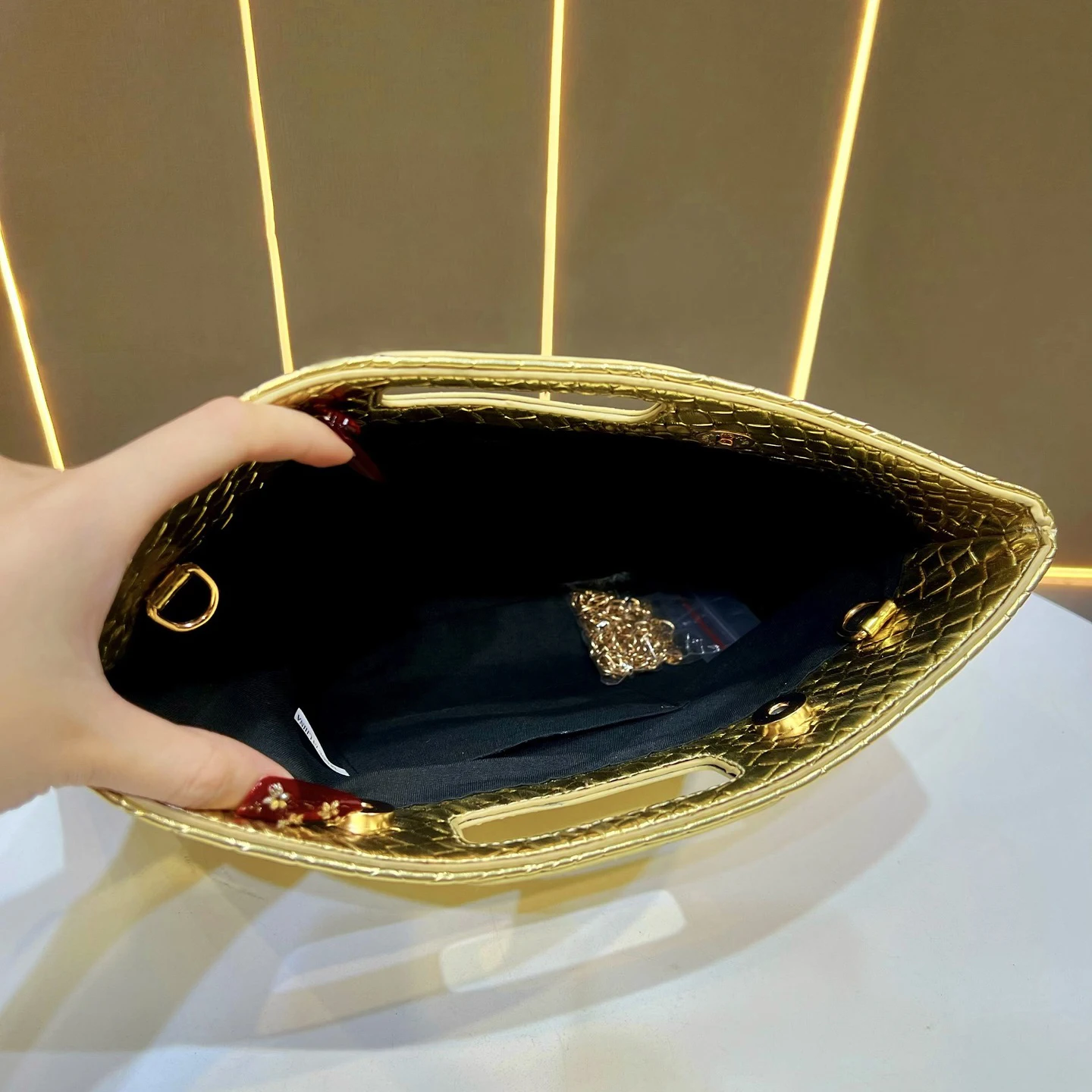Alirattan 2026 New Cross Border Women's Handbag Light Luxury Banquet Bag Fashionable One Shoulder Crossbody Handbag