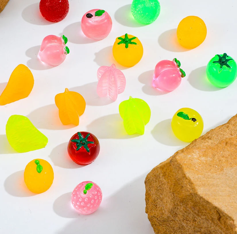 10 szt. Świecące w ciemności urocze figurki owoców z żywicy, dekoracje na biurko, ozdoby, rękodzieło DIY, akcesoria do spinek do włosów, breloczków, zabawki