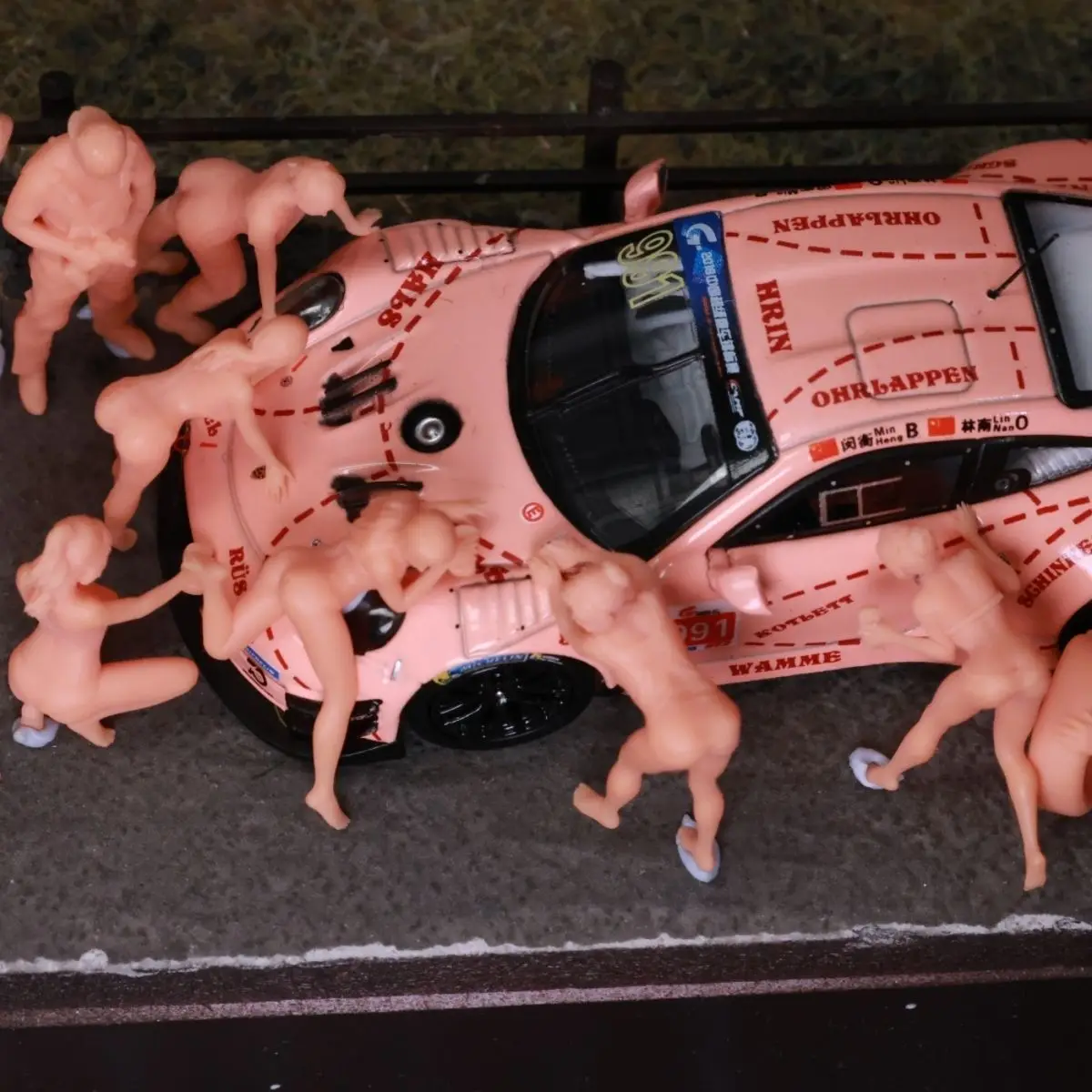 1/64 miniature model white film (1 set includes 11 car mechanics and 5 car wash ladies in the picture, not including the car)
