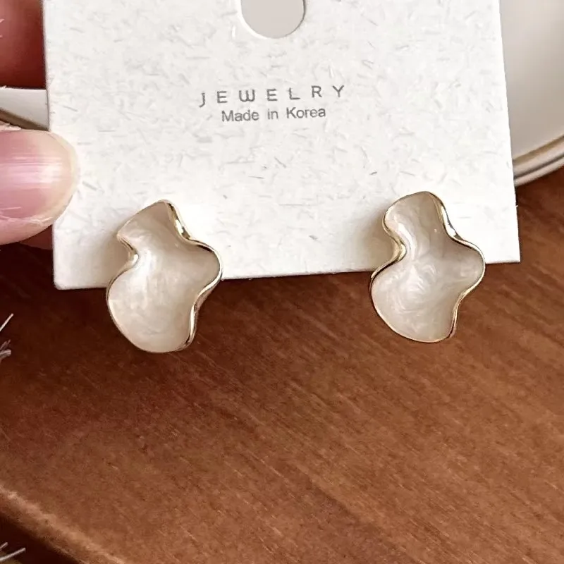 Trendy New White Hanging Earrings for Women Translucent Acrylic Flower Dangle Earrings Rhinestone Imitation Pearl Ear Jewelry