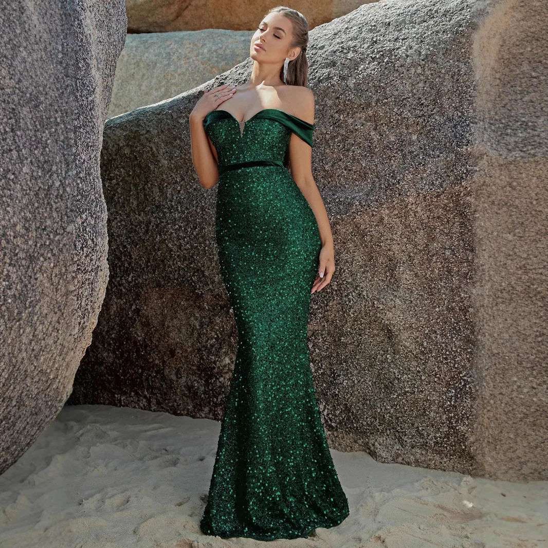 فستان سهرة أنيق بتصميم عصري جديد بكتف واحد وشق جانبي مزين بالترتر، ضيق ومتناسق مع الجسم، بلون واحد مناسب للحفلات