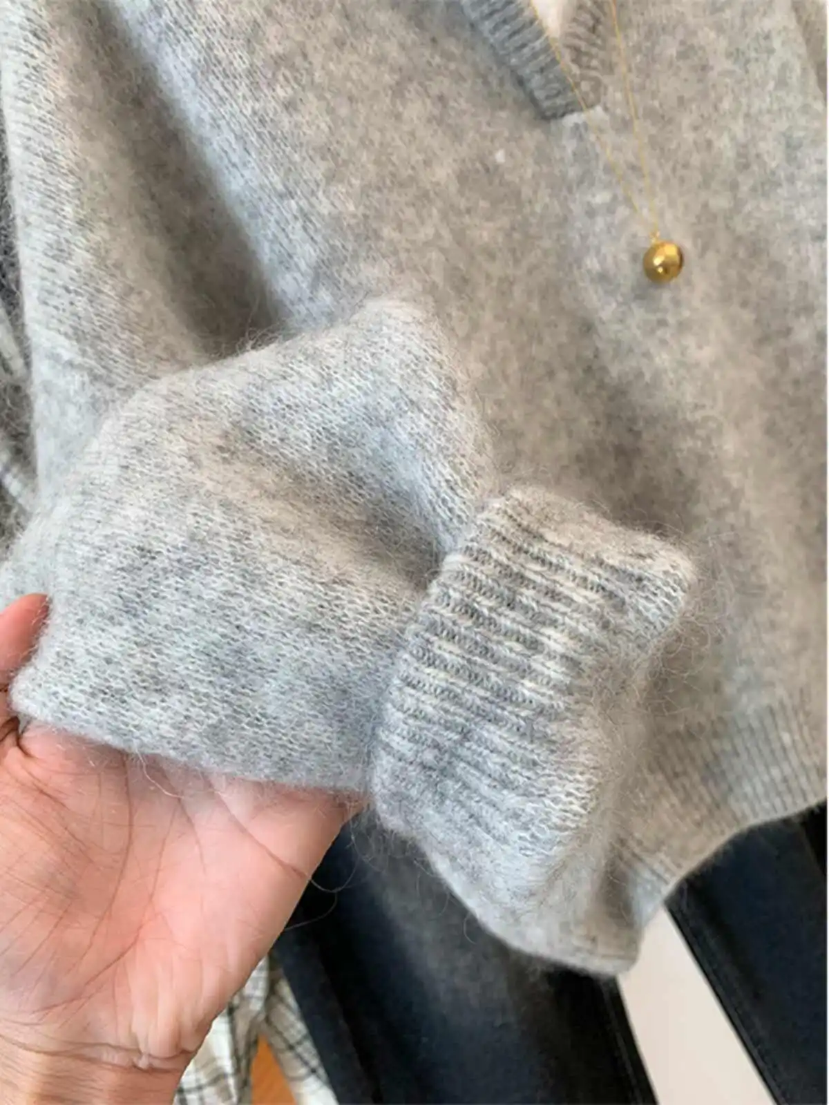 بلوفر رمادي محبوك برقبة على شكل حرف V للنساء، منتج جديد لخريف وشتاء 2025، بلوزة فضفاضة وبسيطة مع ياقة قلابة