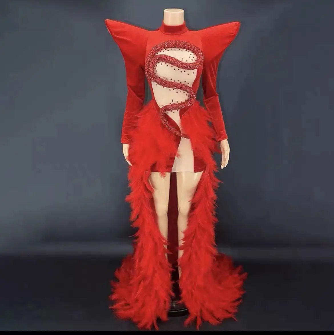 فستان سهرة من الريش الماسي المائي من مورد البوتيك، فستان سهرة للمحكمة الأمامية