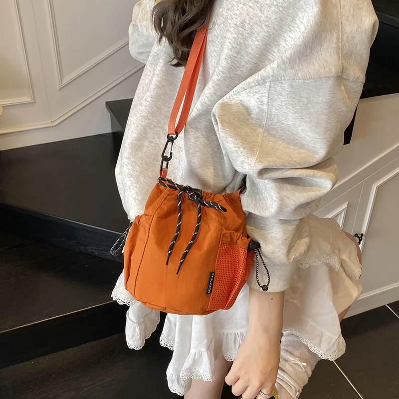 2025New lightweight egg-shaped bag, casual crossbody bag, mobile phone shoulder bag, versatile outdoor sports bag for women in m