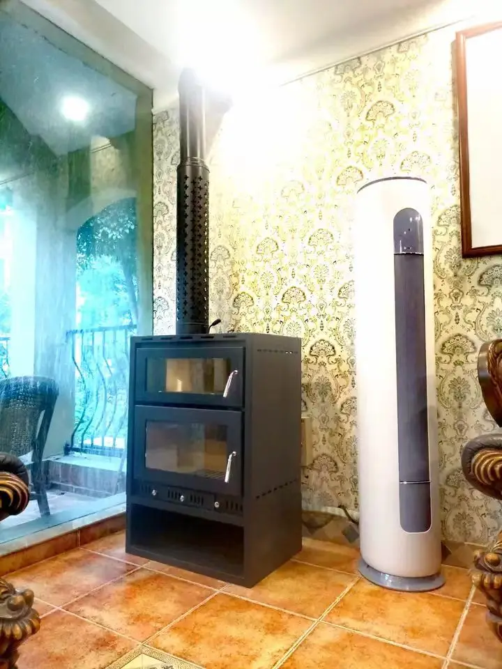 موقد خشبي لعرض الحرائق في الأماكن المغلقة على الطراز الأوروبي الشهير مع فرن مدفأة حديثة ومدفأة مياه داخلية