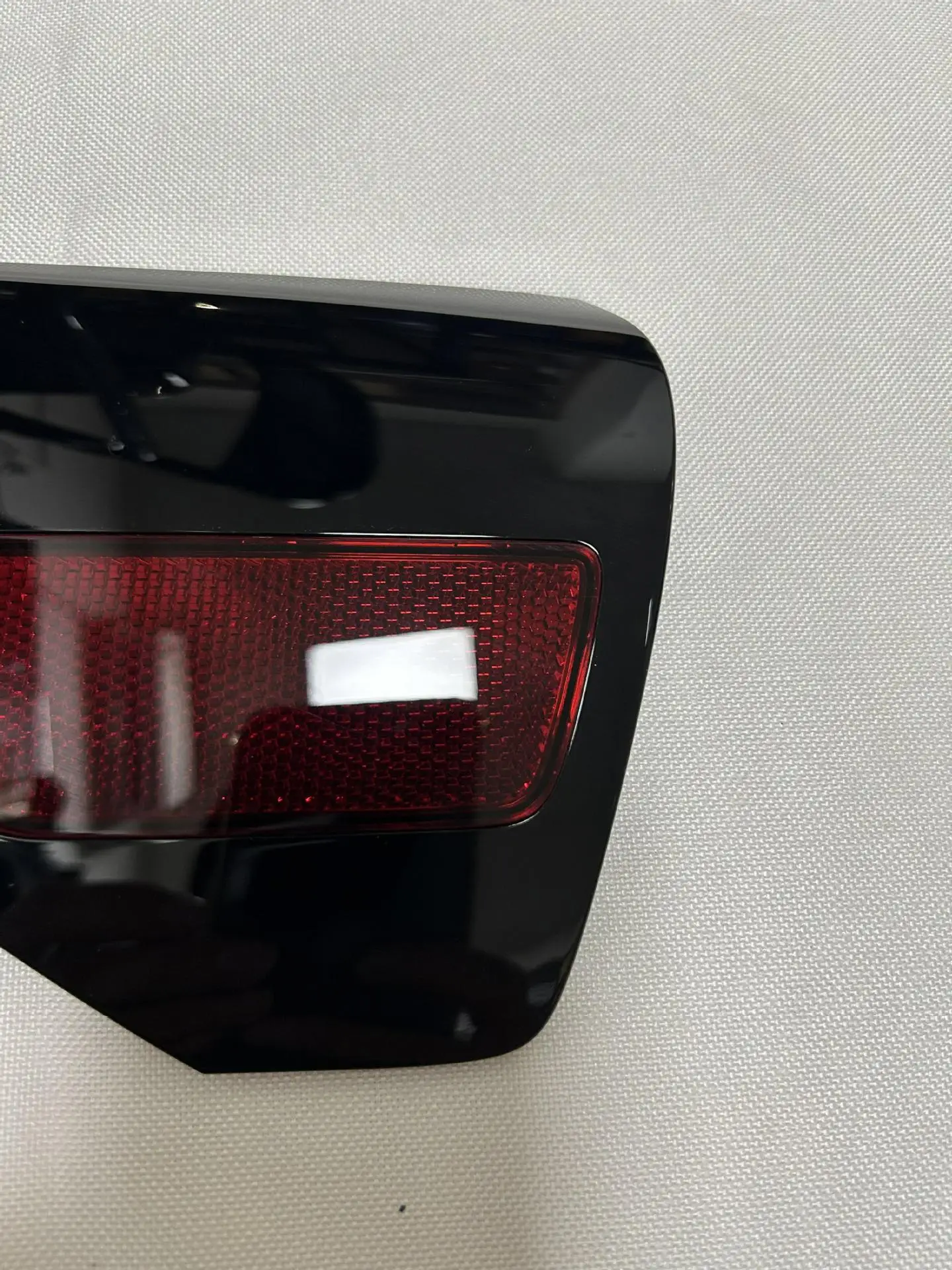 1518783-00 Suitable For Tesla Model 3/Y trunk left charging port cover single trim plate reflective cover view 2