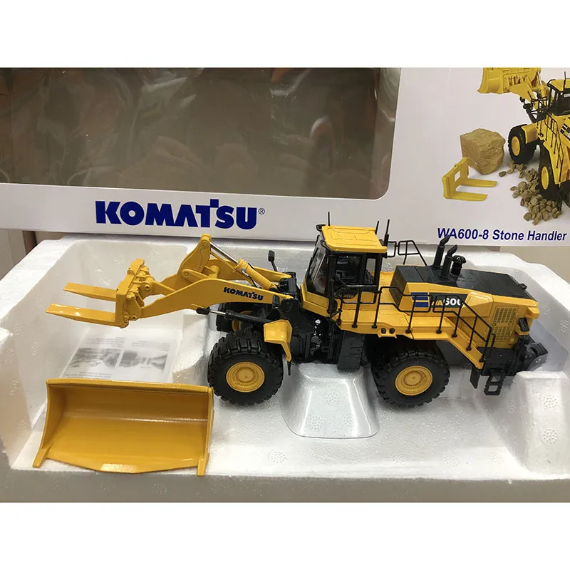 UH 8153 Diecast 1:50 Scale Komatsu WA600-8 Wheel Loader Forklift Alloy Construction Vehicle Model Collection Souvenir