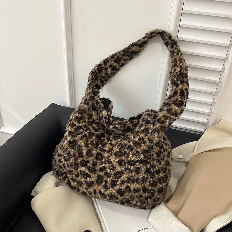 

2025 Retro Leopard Pattern Plush Shoulder Bag for Women's Spring Morning Commuting, Large Capacity Fashion Plaque Handbag