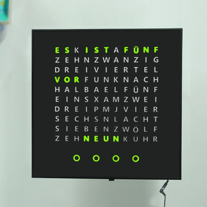 CP37L Amostra Grátis Relógio Digital de Parede com Design Único e Display de Texto LED Alemão