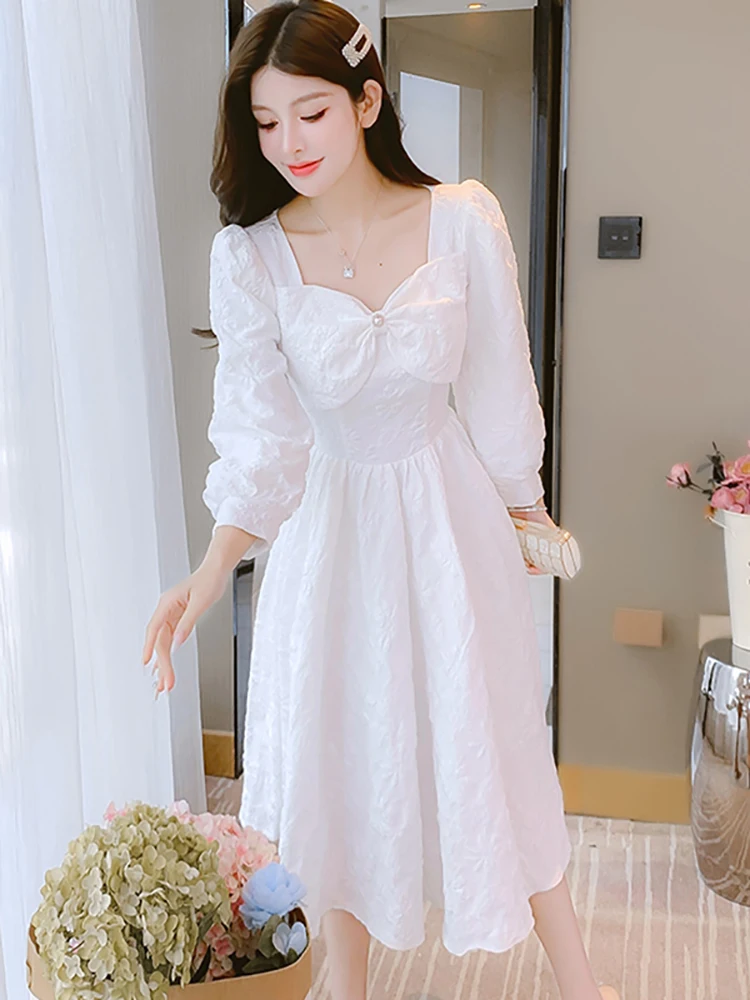 เดรสยาวแขนยาวคอเหลี่ยมลายแจ็คการ์ดสีขาวสไตล์ฤดูใบไม้ร่วงสำหรับผู้หญิง ดีไซน์หรูหรา สวมใส่สบายๆ อยู่บ้าน แฟชั่นเกาหลี 2025 ทรงเข้ารูป