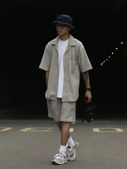 

Летний тонкий свободный комплект ort Sve с текстурой и рисунком, сложенный комплект Haome, модные брюки, модный мужской ансамбль