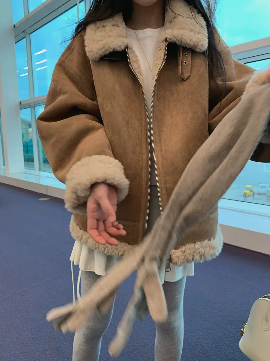 Calore e Stile: Giacca da donna in finta pelle scamosciata con pelliccia sintetica, design integrato, casual, comoda, cappotto corto con dettagli a zip, in poliestere