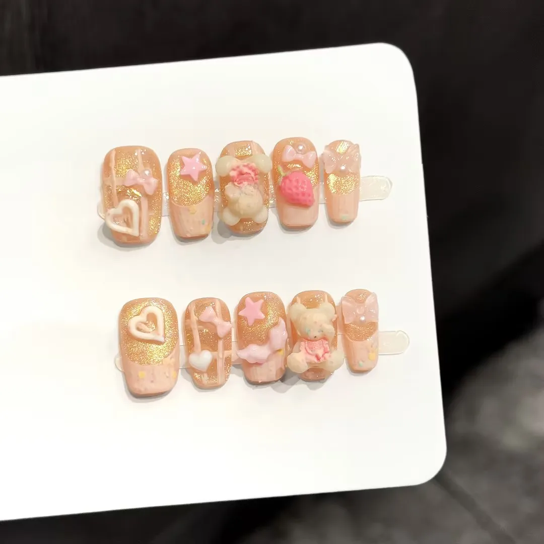 

10 шт. квадратных накладных ногтей ручной работы, с золотым покрытием, с изображением милого медведя, клубники и бабочки, очаровательные, подходят для праздников и вечеринок.