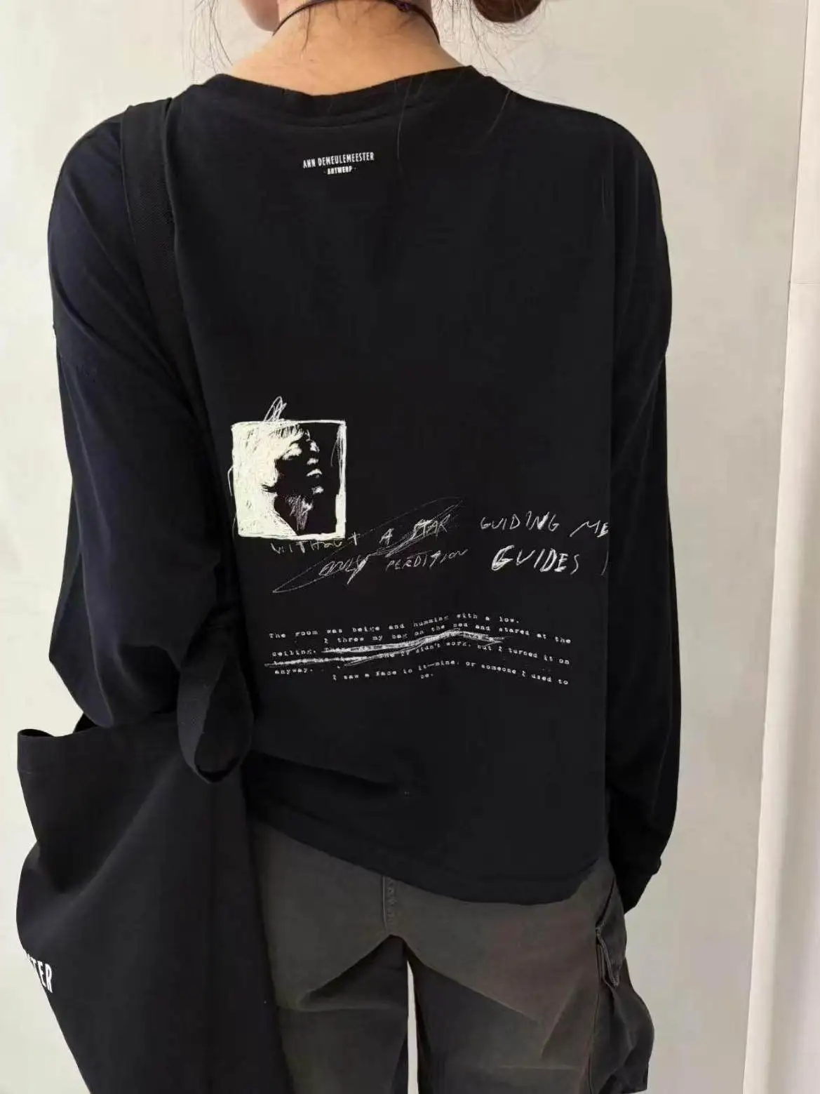 Ann 26SS Portrait Cursive Letter Print Ribbon Long Sleeve T-Shirt