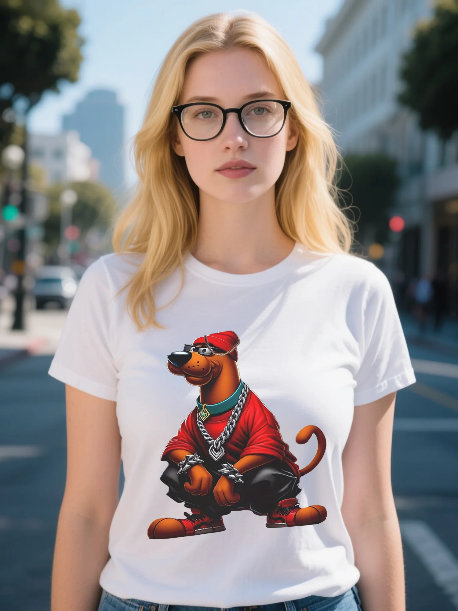 Camiseta feminina streetwear preta e branca – algodão com estampa floral abstrata