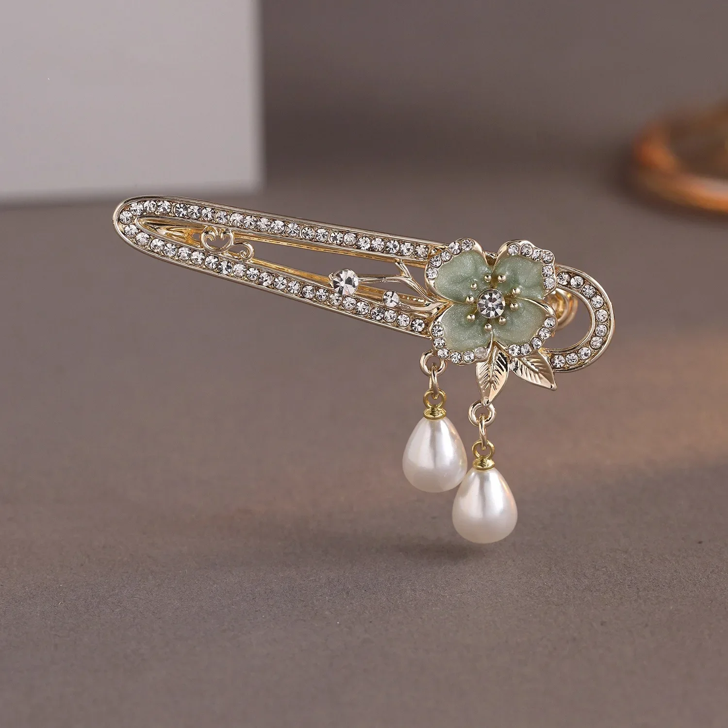 Exquisite Strass-Blumen-Hohlklammer mit Perlenquaste – Hochwertige Damen-Haarspange für einen eleganten Look