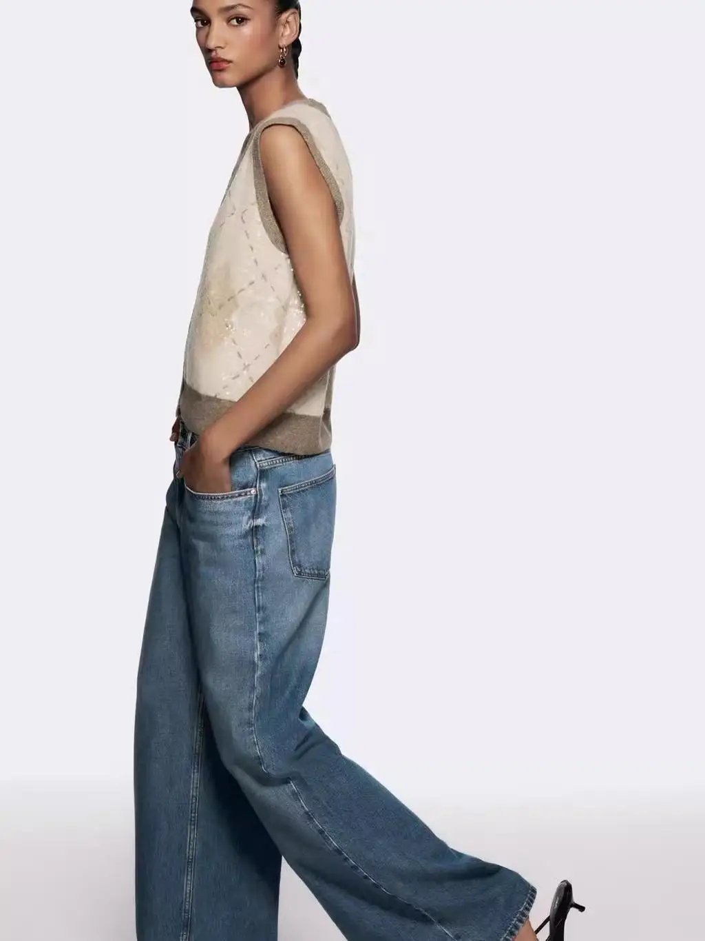 Spring Autumn 2025 New Women's High-End Bead Embellied Diamond Pattern V-ne Svel Knitted Vest Tank Top Polyester Fiber