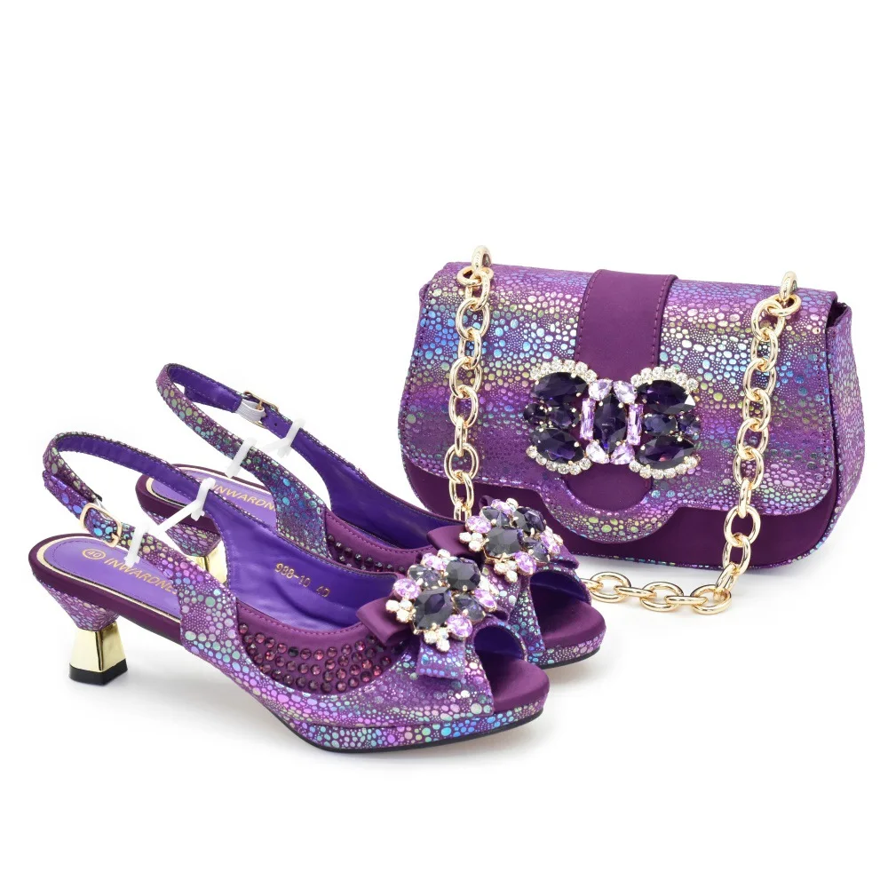 

Новые итальянские дизайнерские туфли-лодочки с кристаллами и эффектом «рыбьего рта» в комплекте с сумкой для вечернего выхода.