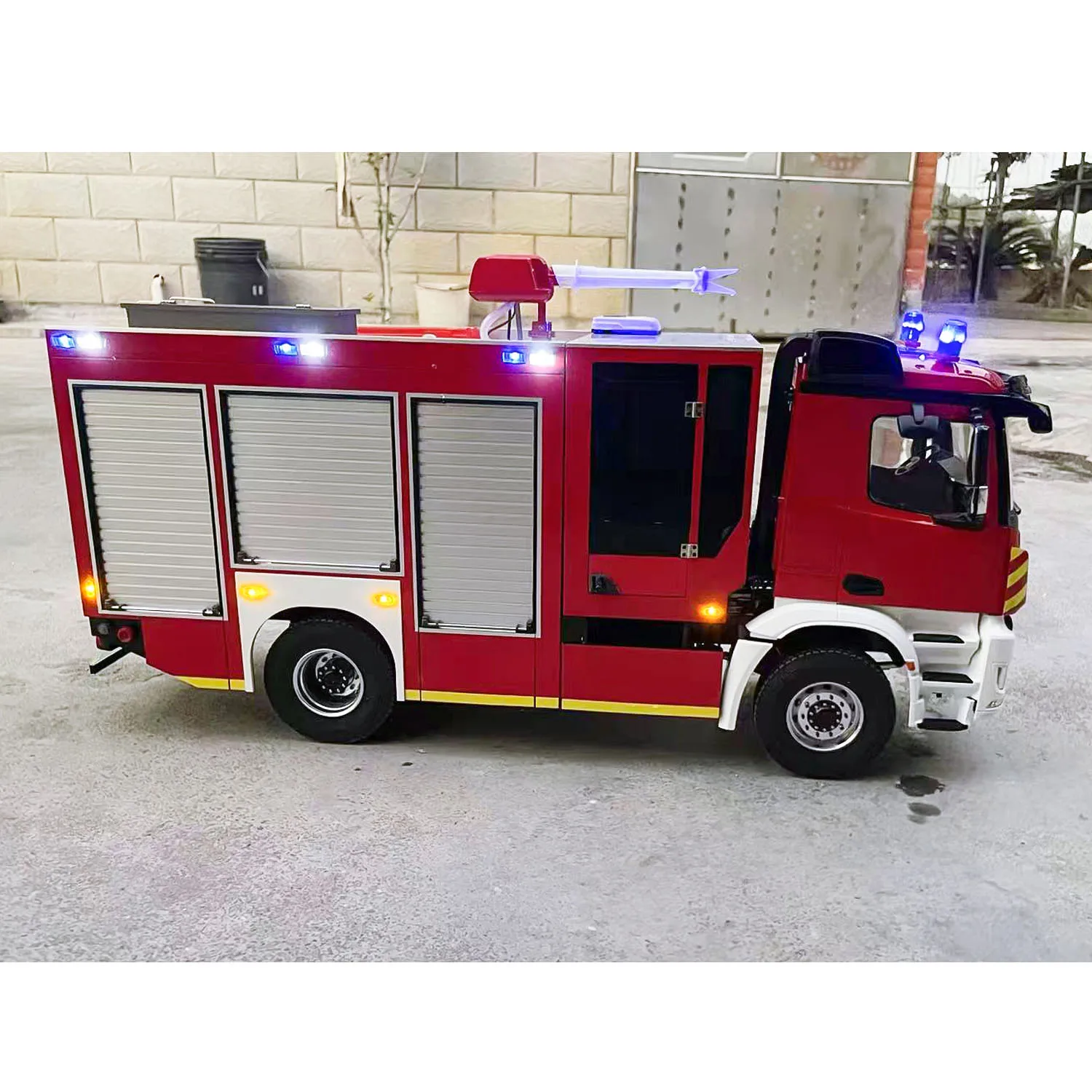 

Радиоуправляемая модель пожарной машины 1/14 4x4 с 2-скоростной коробкой передач, светом, звуком и металлическими осями. Готовый к работе.