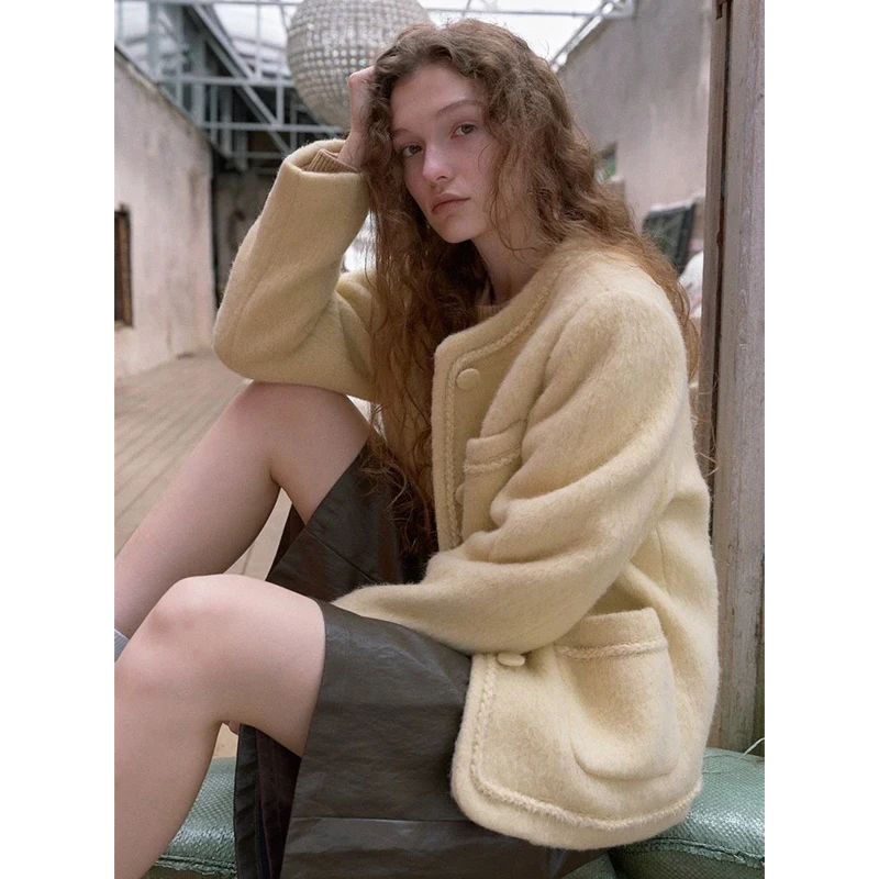 

Теплое осенне-зимнее женское пальто из утолщенного хлопка с вставками из шерсти альпаки, с круглым вырезом и застежкой на пуговицах