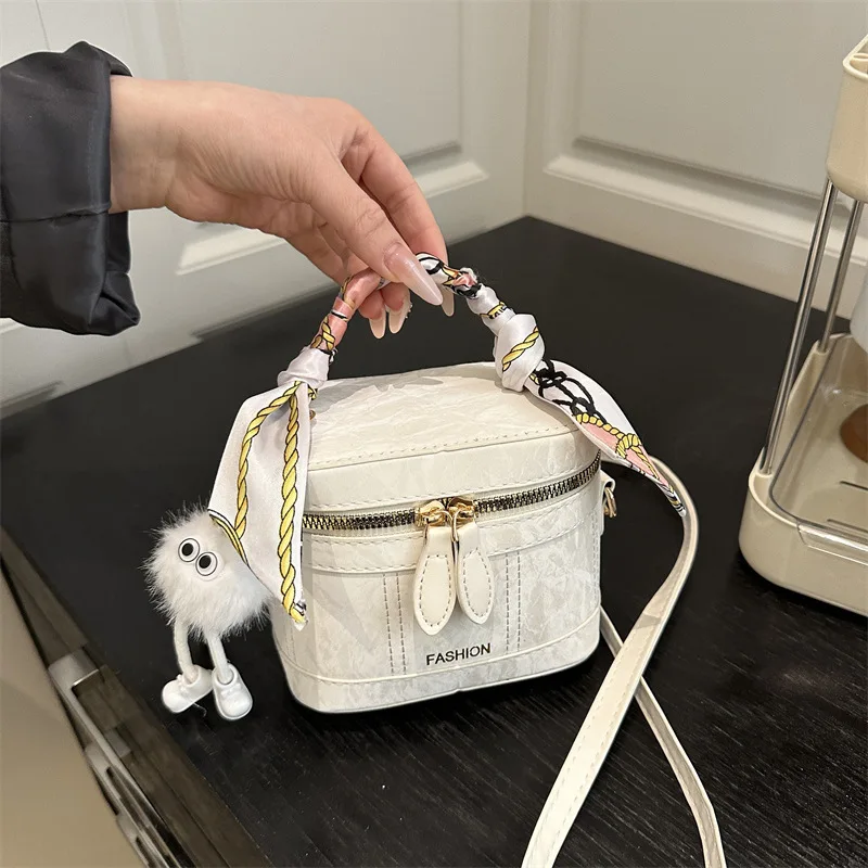 

Fashionable and Trendy Small Bag for Women, New Stylish and Versatile Crossbody Bag, Zipper Closure, Hand-held Bucket Bags