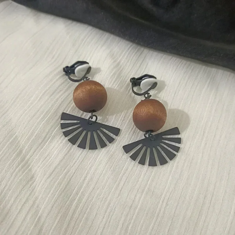 Japanese Temperament Fan Shaped Earrings for Women Vintage Black Wood Fan Clip on Earrings Without Piercing Earclip Jewelry